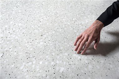 Perlehvid terrazzoplade