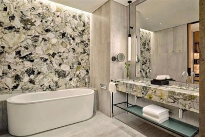 Lysegrønt marmorbadeværelse